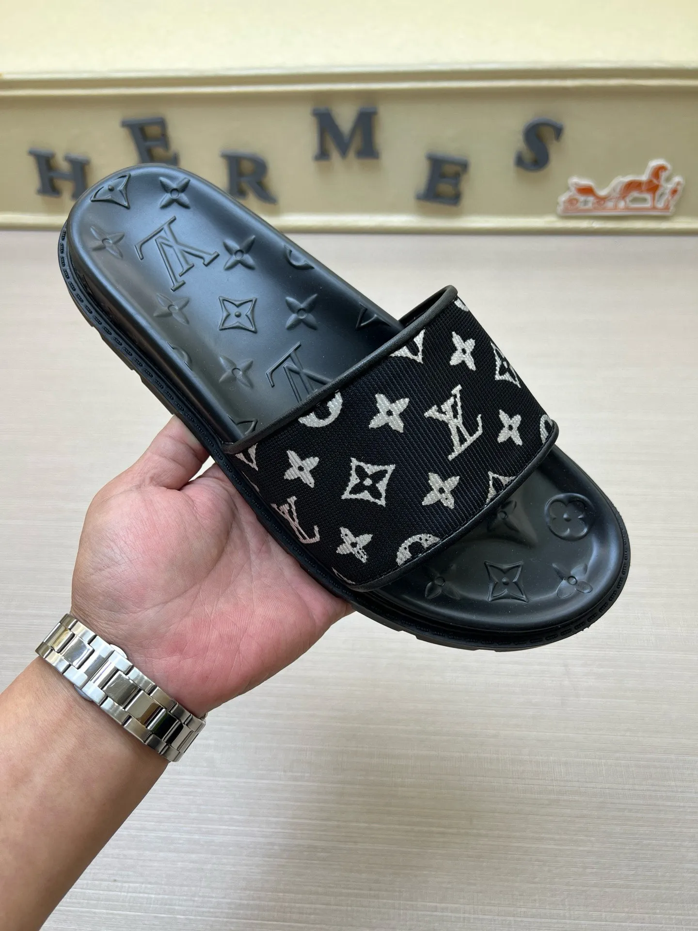 P270🏆Louis Vuitton 🏆[Louis Vuitton] Spring/Summer 2025 [Men's Flip Flops] 🎯🎯As an active family in the fashion industry ⭐ Lv is characterized by bold innovation ⚡Create this casual business style for Chinese fashionable men ✨The fabric is made of imported high-grade cowhide 🔥 Clean and neat ⚡Fashionable and elegant🌹Breathable, sweat-absorbent and deodorant👈So luxurious, high-end and domineering. 👍Must be sold if you repost the picture. Number of yards: 38--46. Color: 🎉 For large quantities. Welcome to repost.
